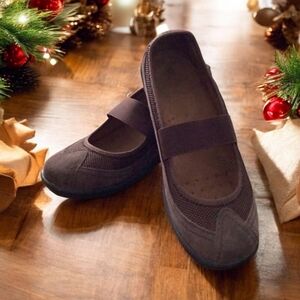 Walking shoes slip on size 9 comfortable good insole nonskid soles. 🥀